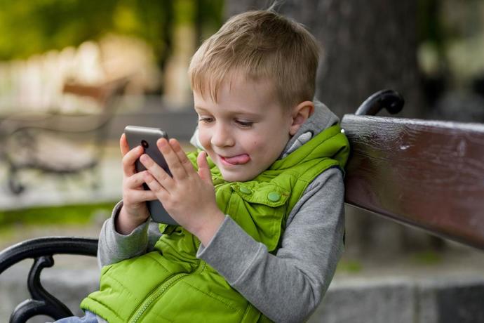 Çocuk sırf sussun diye eline telefon vermek doğru mu?