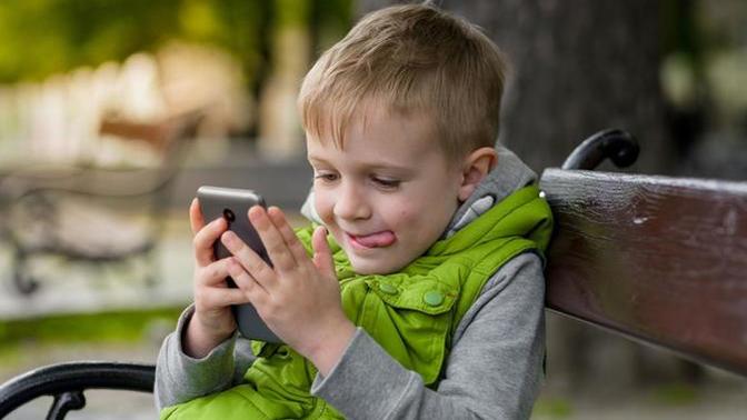 Çocuk sırf sussun diye eline telefon vermek doğru mu?