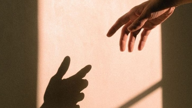 Geçmişe saplı kalan mısın? Yoksa geleceğe kendini katan mı?