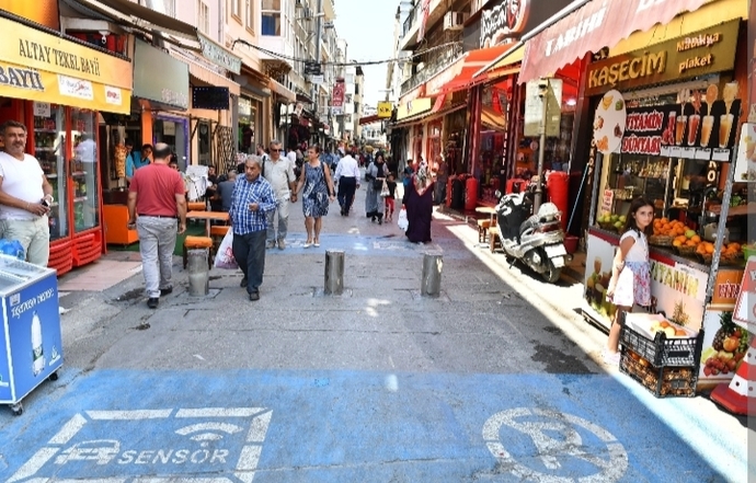 İzmirde bulunan Tarihi Kemeraltı Çarşısını hangi yönden gezmeye başlamak daha güzel?