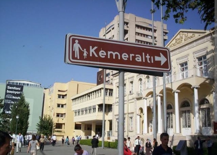 İzmirde bulunan Tarihi Kemeraltı Çarşısını hangi yönden gezmeye başlamak daha güzel?