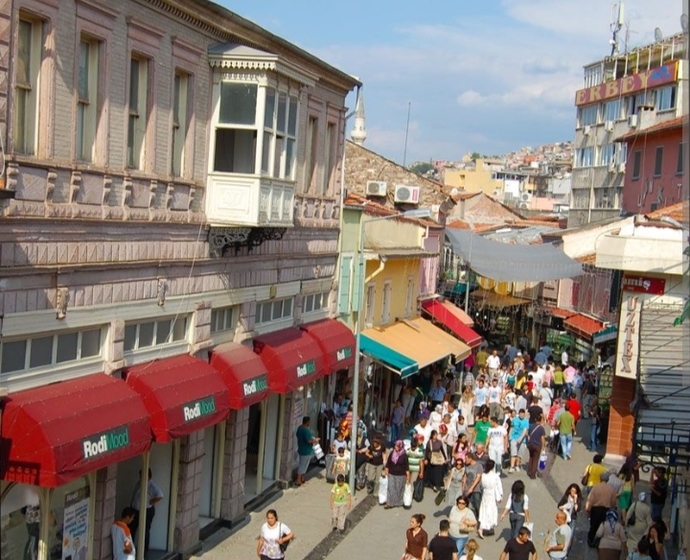 İzmirde bulunan Tarihi Kemeraltı Çarşısını hangi yönden gezmeye başlamak daha güzel?