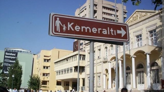 İzmir'de bulunan Tarihi Kemeraltı Çarşısını hangi yönden gezmeye başlamak daha güzel?