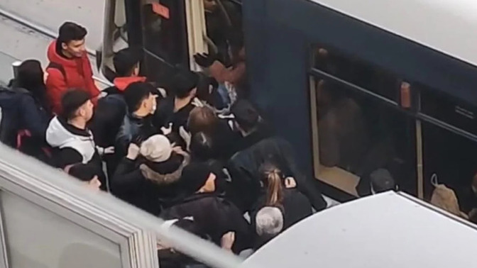 Eskişehir'de liseli gençler tacizciye toplu dayak attı! Umudumuz gençlikte mi sizce?