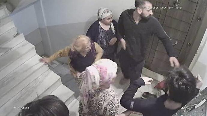 Yan taraf komşunda aile içi kavga çıksa gidip ayırır mısın?