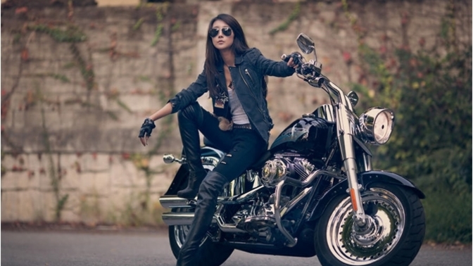 Kadınlara araba sürmek mi daha çok yakışıyor, motor sürmek mi?