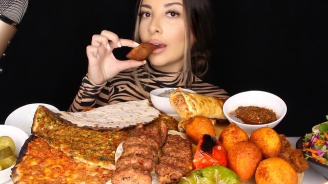 Yemek videosu izleyip kendini acıktıran var mı?