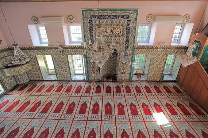 Camilerde, mescidlerde ne sıklıkla ve ne kadar bulunursunuz, zaman geçirirsiniz?