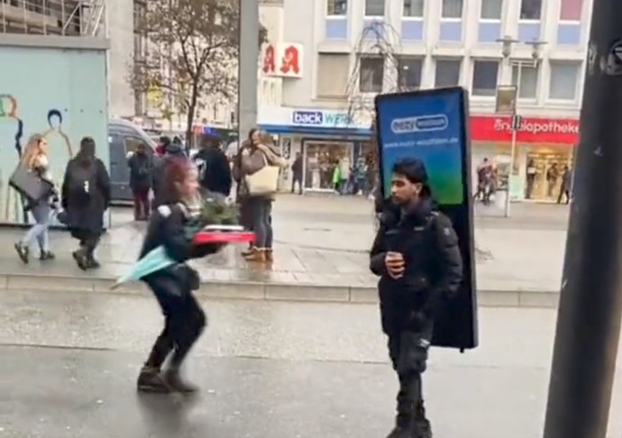 Almanyada canlı reklam panoları dönemi başladı. Uygulama ülkemizde olsaydı canlı reklam panosu olmak ister miydin?