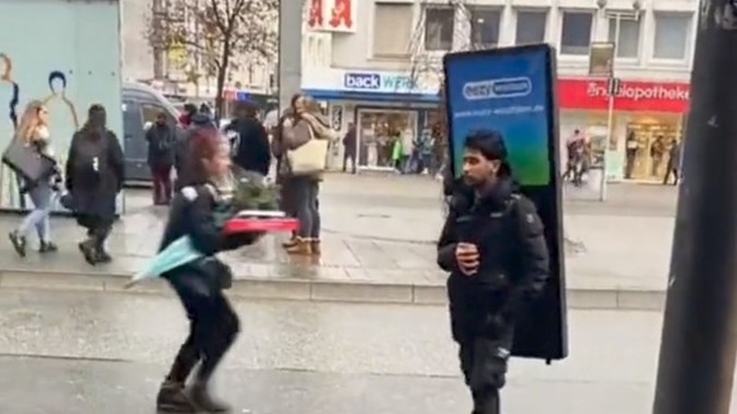 Almanya'da canlı reklam panoları dönemi başladı. Uygulama ülkemizde olsaydı canlı reklam panosu olmak ister miydin?