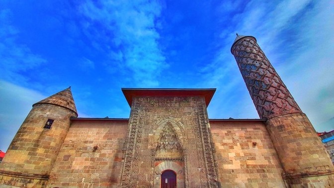 Erzurum'da hem gezmek hem de yemek yemek için önerebileceğiniz mekan var mı?