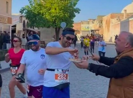 Adanada koşu maratonuna katılan sporculara su yerine ciğer şiş verilmesi kaç puan😂?