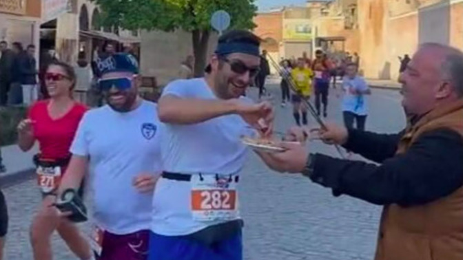 Adana'da koşu maratonuna katılan sporculara su yerine ciğer şiş verilmesi kaç puan😂?