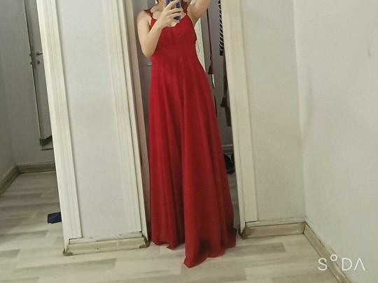 Nişan elbisesi olarak hangisi iyi?