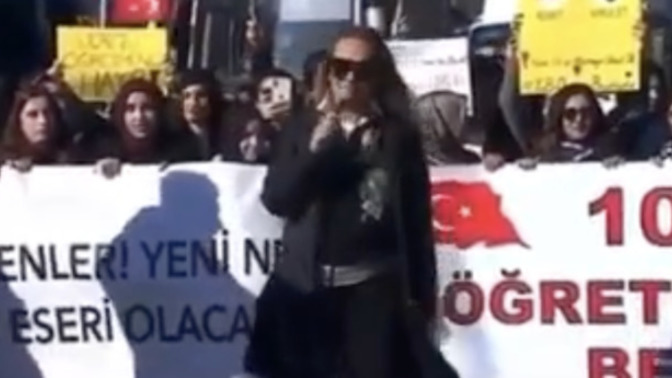 Atama bekleyen öğretmenlerin eylemine katılan Demet Akalın destek verirken fırçaladı. Sizce haklı mı?