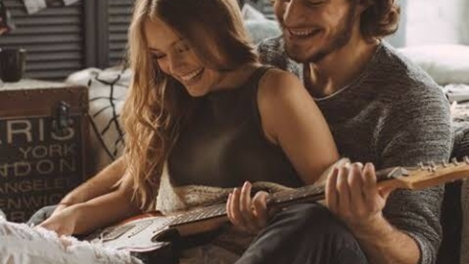 Zengin bir erkeğin sevgili bulması mı daha kolaydır, yoksa yakışıklı erkeğin mi?