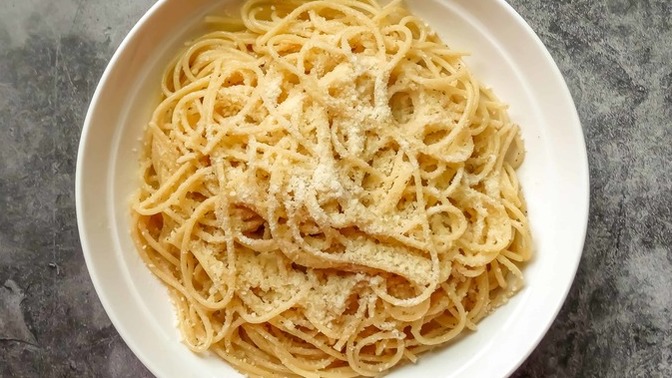 Makarnanın üstüne hangisi daha çok yakışıyor: mozarella mı, parmesan mı?