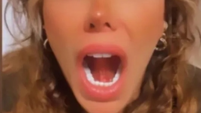 Ciciş Ceyda Ersoy'un öpüşürken dili koptu! Bu konuda ne düşünüyorsunuz?