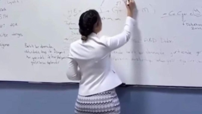 Mini etekle ders veren öğretmen olabilir mi?
