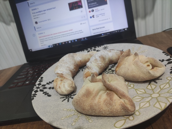 Bu akşam KızlarSoruyorda vakit geçirirken hangi yiyecek/içecek eşlik ediyor?