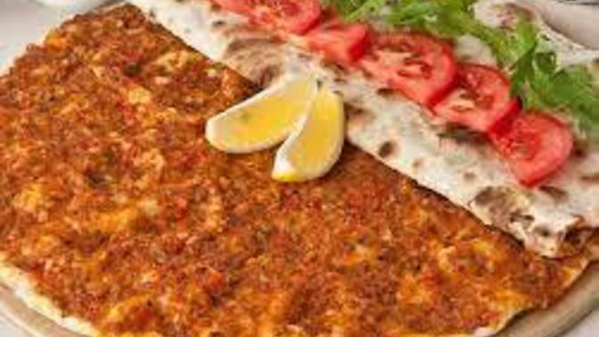 Sizce lahmacun abartılmış bir yiyecek mi?