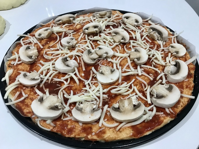 Lezzetlimi lezzetli ,mantarlı pizzalar yaptım mmm! sen pizzanı nasıl seversin ?