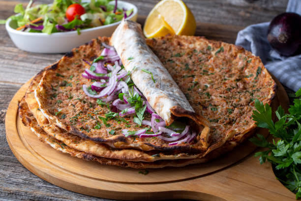 Lahmacunun yanına ayran mı, kola mı daha iyi gider?