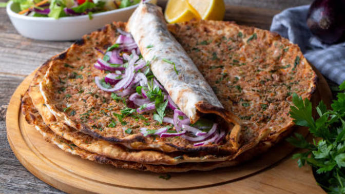 Lahmacunun yanına ayran mı, kola mı daha iyi gider?