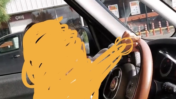 Bu arabanın markasını biliyo olan?