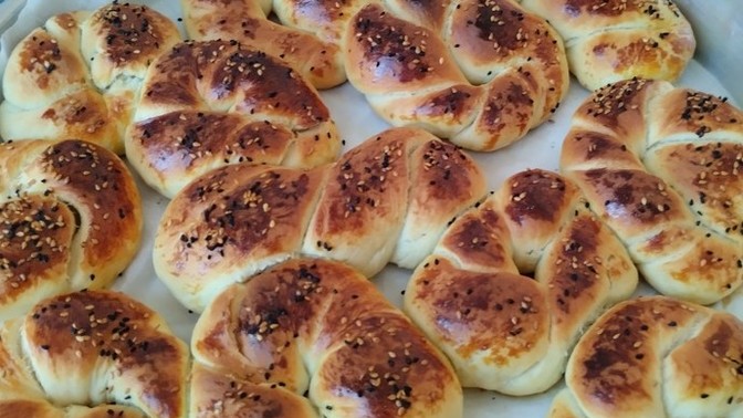 Akşama misafir var poğaca yaptım yanına ne yapabilirim?