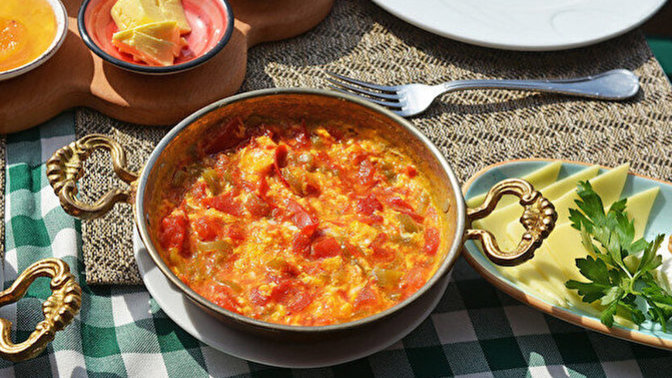 Menemen sevmeyen var mı, soğanlı mı soğansız mı yersin?