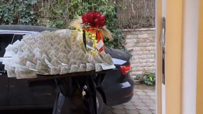 Temizlik yapan Dilan Polat'a kocası dolar buketi yolladı. Siz temizlik yapınca kim ne hediye alıyor?