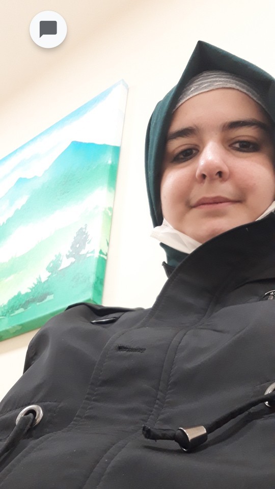 Resimdeki kaş rengi koyu siyah olabilir mi?