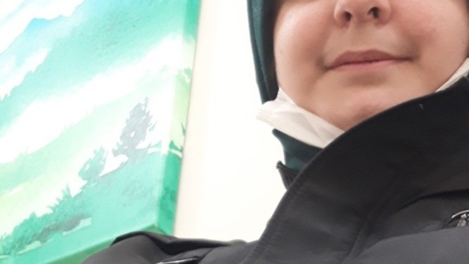Resimdeki kaş rengi koyu siyah olabilir mi?