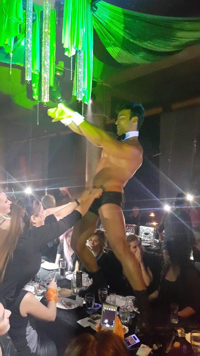 Sevgiliniz/eşiniz arada sırada arkadaşlarıyla felekten bir gece geçirebilir mi?
