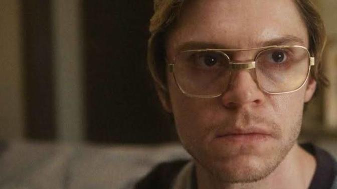 Dahmer'ın kurbanının annesi, Evan Peters'ın ödül almasına tepki gösterdi. Katil rolünü canlandıran birinin ödül alması yanlış mı?