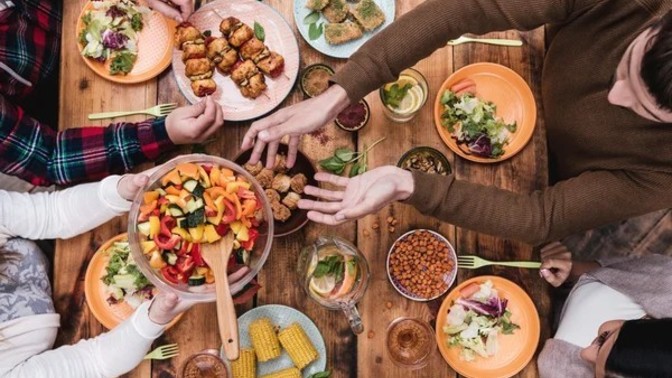 Yemek sofrasında beyaz mı turuncu veya farklı renkli tabaklar mı tercih ediyorsunuz?
