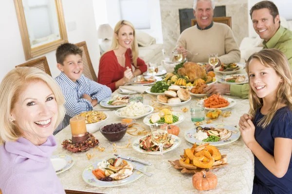 Yemek sofrasını evdeki herkes mi kurup kaldırmalı yoksa sadece evdeki kadınlar mı?