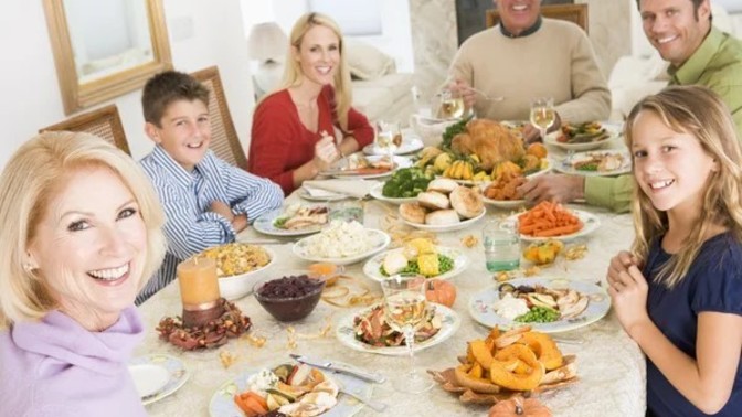 Yemek sofrasını evdeki herkes mi kurup kaldırmalı yoksa sadece evdeki kadınlar mı?