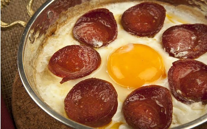 Pazar kahvaltısının olmazsa olmazı patates kızartması mı,sucuklu yumurta mı?