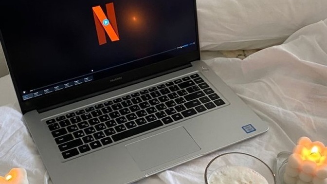 Yemek yerken sizin de dizi izleyesiniz geliyor mu?