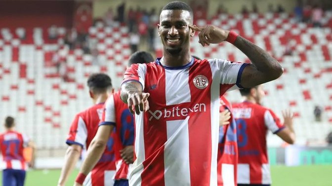 Fenerbahçe ⚔️ Galatasaray bu kez Haji Wright transferinde karşı karşıya geldi. Bu transfer savaşını kazanan kim olur 🧐?