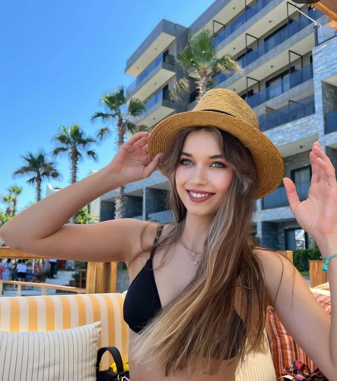 Afra Saraçoğlu çok güzel değil mi?