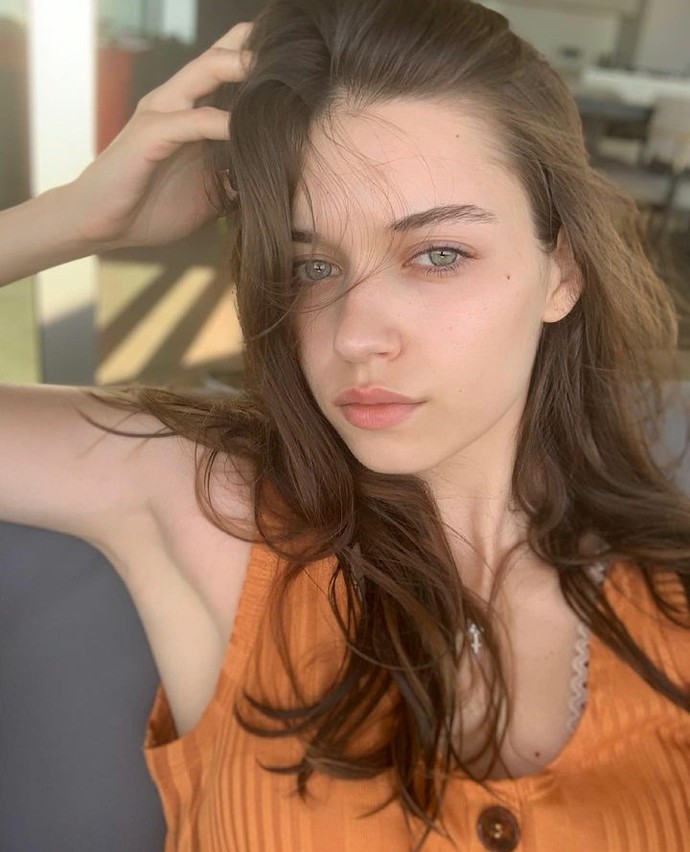 Afra Saraçoğlu çok güzel değil mi?