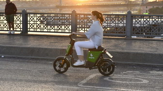 Paris'te kiralık elektrikli scooterların yasaklanması için referandum yapılacakmış. Türkiye'de de yasak olmalı mı?