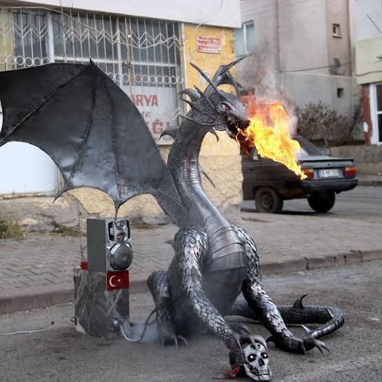 Sivasta ağzından alev püskürten ejderha yapmışlar. Game of Thronesa koysak sırıtır mı :D?