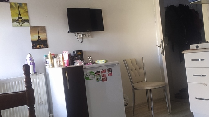Apartta kalıyorum, adam kira aşım ücreti diye sürekli para istiyor. Buna hakkı var mı?