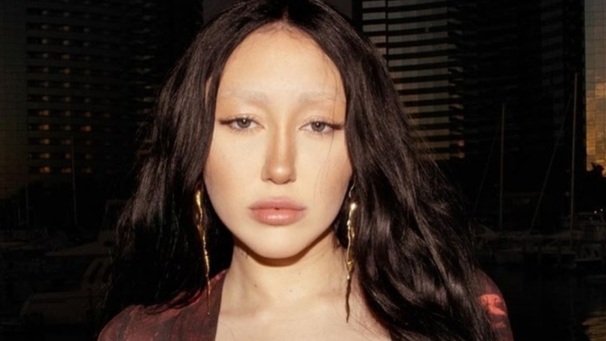 Hangi seksi kadın daha güzel sence, Aleyna Tilki vs Noah Cyrus?
