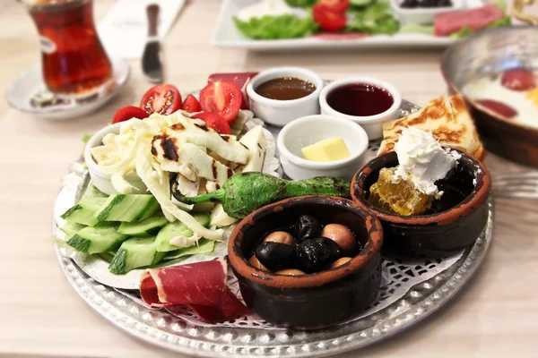 Tek başınıza yemek yiyeceğiniz zaman sofraya özenecek güç ve enerjiyi bulabiliyor musunuz?