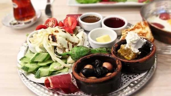 Tek başınıza yemek yiyeceğiniz zaman sofraya özenecek güç ve enerjiyi bulabiliyor musunuz?